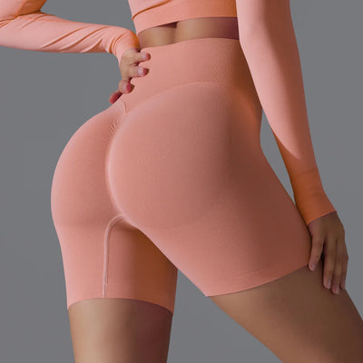 Femme en tenue de sport orange, leggings taille haute, accentuant les courbes, mode fitness, vêtements de sport confortables et stylés.