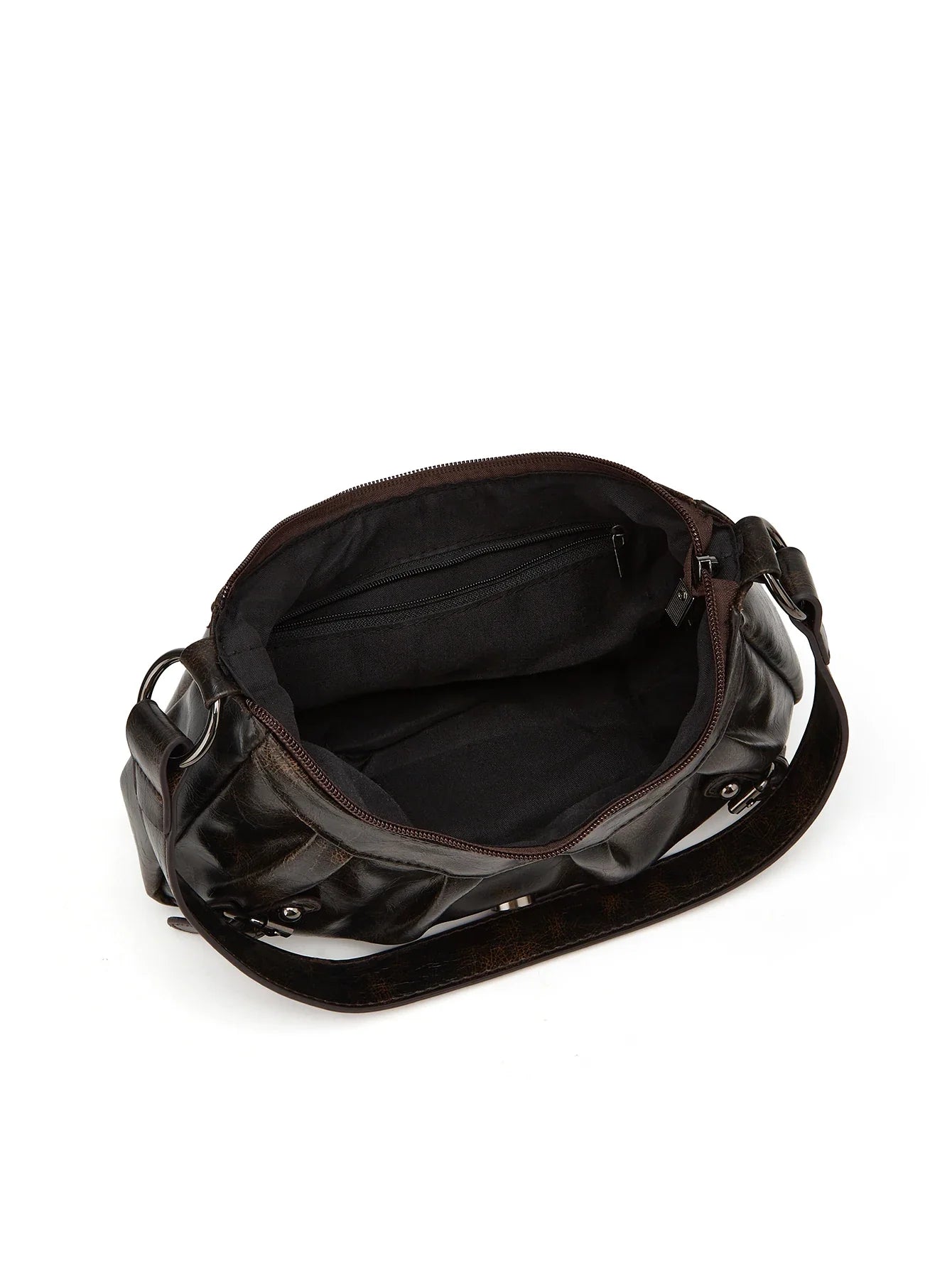 Sac à main en cuir noir ouvert, intérieur spacieux avec poche zippée, bandoulière ajustable. Accessoire mode élégant et pratique pour femme.