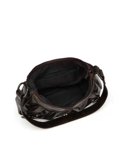 Sac à main en cuir noir ouvert, intérieur spacieux avec poche zippée, bandoulière ajustable. Accessoire mode élégant et pratique pour femme.