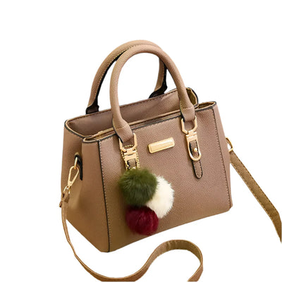 Sac à main en cuir beige avec bandoulière, ornements pompons colorés, détails dorés. Accessoire mode élégant pour femme, tendance et chic.