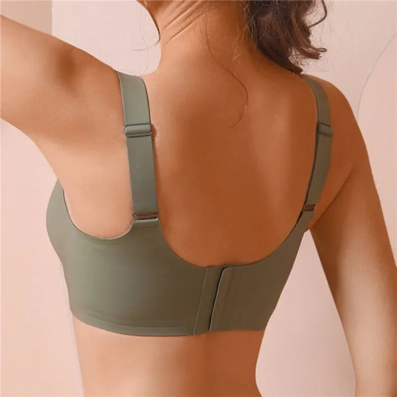 Dos d'une femme portant un soutien-gorge vert sans couture, bretelles larges, confort optimal, lingerie féminine moderne, ajustement parfait.