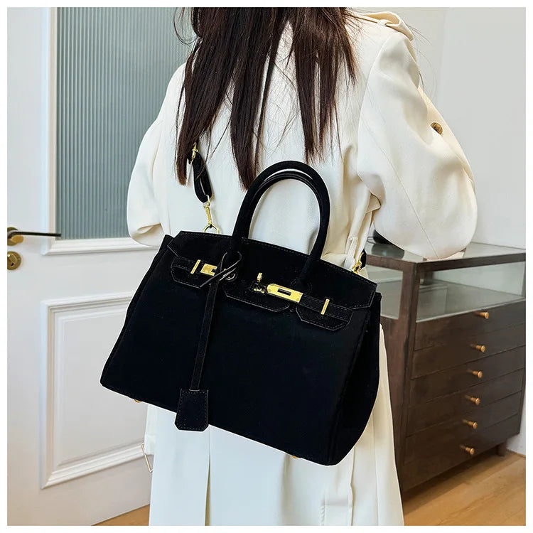 Sac à bandoulière Kelly en daim avec quincaillerie dorée