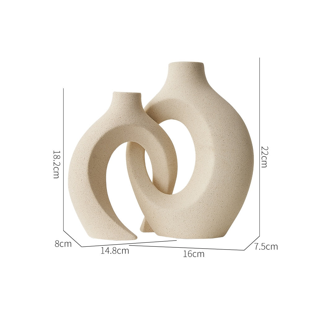 Deux vases décoratifs en céramique beige, design moderne et minimaliste, avec dimensions indiquées. Idéal pour décoration intérieure contemporaine.