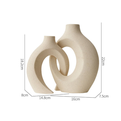 Deux vases décoratifs en céramique beige, design moderne et minimaliste, avec dimensions indiquées. Idéal pour décoration intérieure contemporaine.