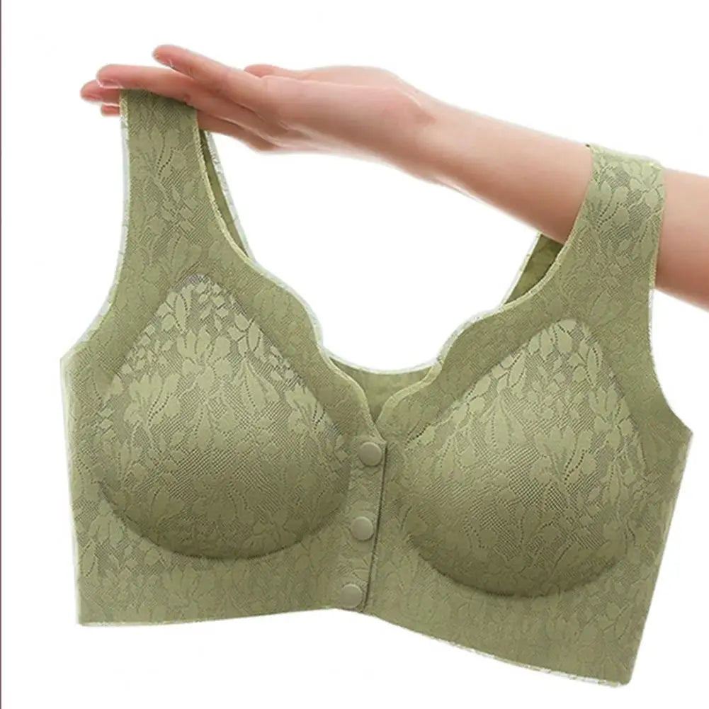 Soutien-gorge vert en dentelle, sans armature, avec fermeture à boutons, tenu par une main. Lingerie confortable et élégante pour femmes.