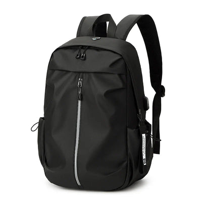 Sac à dos noir moderne avec fermeture éclair centrale, poches latérales et bretelles ajustables. Idéal pour le voyage, l'école ou le travail.