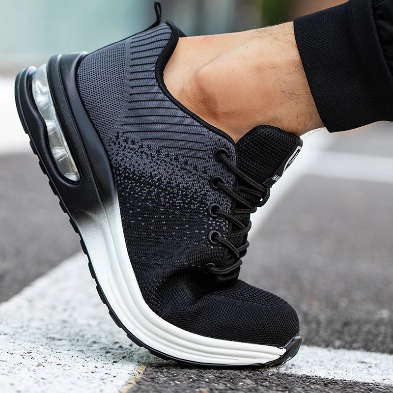Chaussure de sport noire avec semelle épaisse et coussin d'air, design moderne, sur fond de rue urbaine. Idéale pour course et fitness.
