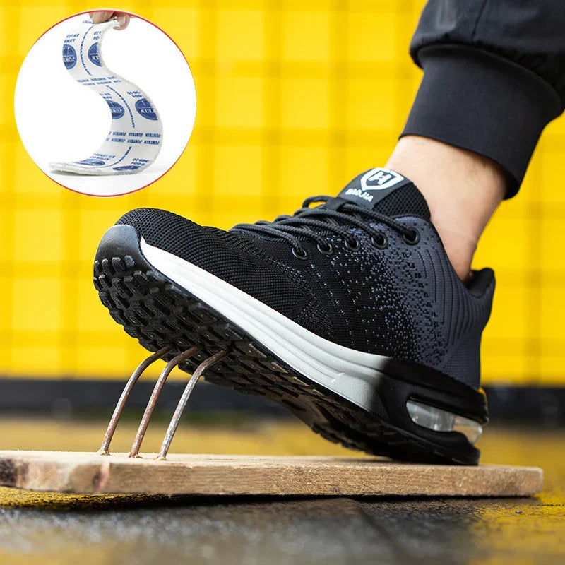Chaussure de sécurité noire antidérapante avec semelle renforcée, testée sur clous, fond jaune. Protection travail, confort, durabilité.