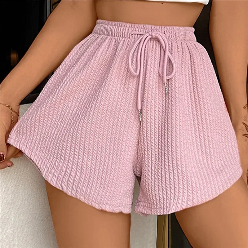 Short rose en tissu texturé avec taille élastique et cordon de serrage, mode féminine estivale, confort et style décontracté.