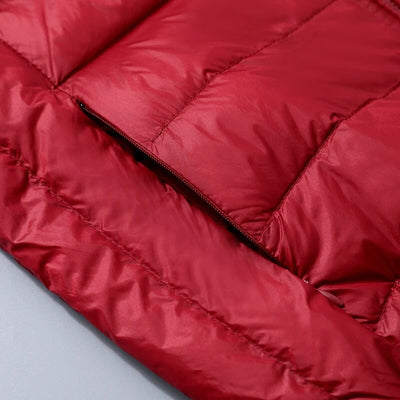 Doudoune rouge en tissu matelassé avec fermeture éclair, idéale pour l'hiver. Veste chaude et élégante, parfaite pour temps froid.
