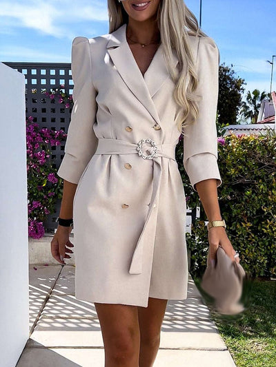 Robe blazer beige élégante pour femme, manches longues, ceinture boucle, style chic et moderne, idéale pour occasions formelles et mode tendance.