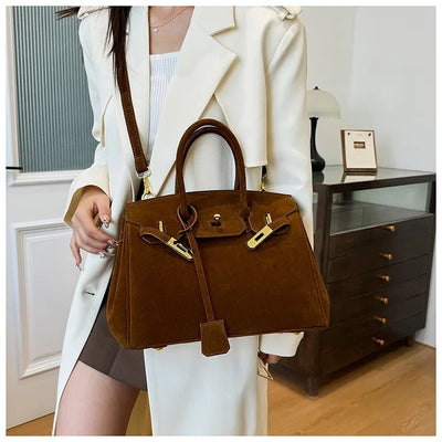Sac à bandoulière Kelly en daim avec quincaillerie dorée