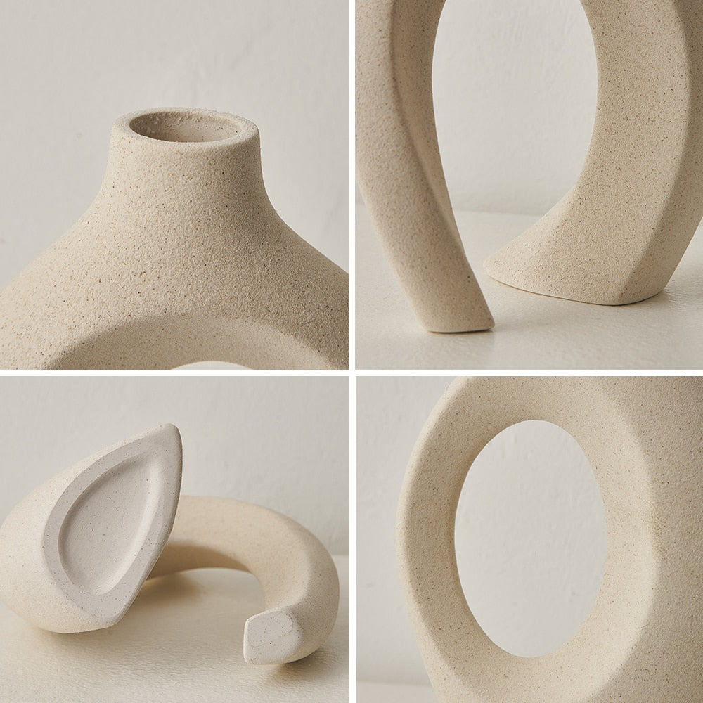 Vase en céramique beige minimaliste, design moderne avec formes géométriques et texture granuleuse, idéal pour décoration intérieure contemporaine.