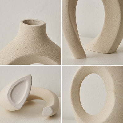 Vase en céramique beige minimaliste, design moderne avec formes géométriques et texture granuleuse, idéal pour décoration intérieure contemporaine.