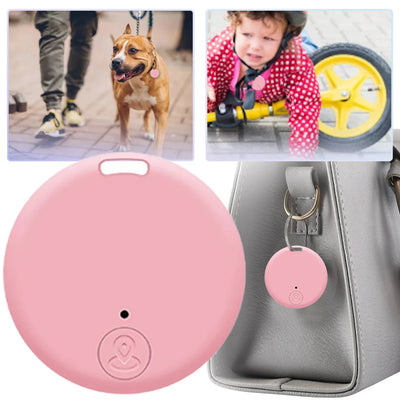 Traceur GPS rose pour animaux et objets, attaché à un sac à main. Idéal pour localiser chiens, enfants et effets personnels. Sécurité et tranquillité.