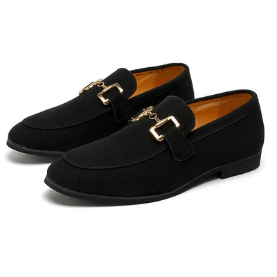 Mocassins noirs élégants pour homme avec boucle dorée, chaussures en daim, style formel et moderne, parfaites pour tenues de bureau ou occasions spéciales.