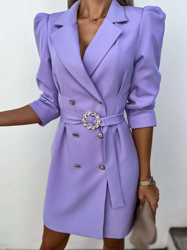 Robe blazer lilas élégante pour femme avec ceinture à boucle ornée, manches longues et épaulettes. Mode féminine chic et tendance.