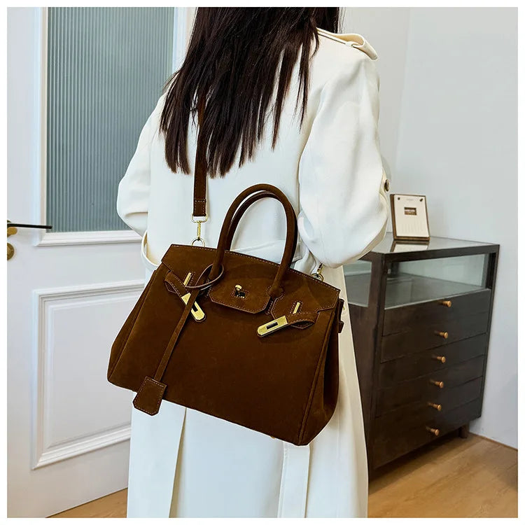 Sac à bandoulière Kelly en daim avec quincaillerie dorée