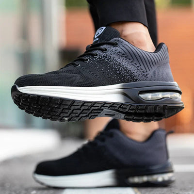 Chaussures de sport noires avec semelle amortissante, design moderne et respirant, idéales pour la course et le fitness.