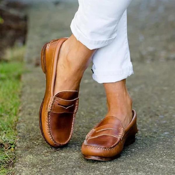 Chaussures mocassins en cuir marron portées avec un pantalon blanc, style décontracté élégant, mode homme, tendance chaussures automne.