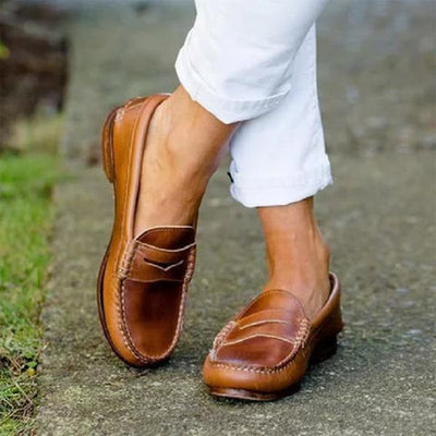 Chaussures mocassins en cuir marron portées avec un pantalon blanc, style décontracté élégant, mode homme, tendance chaussures automne.