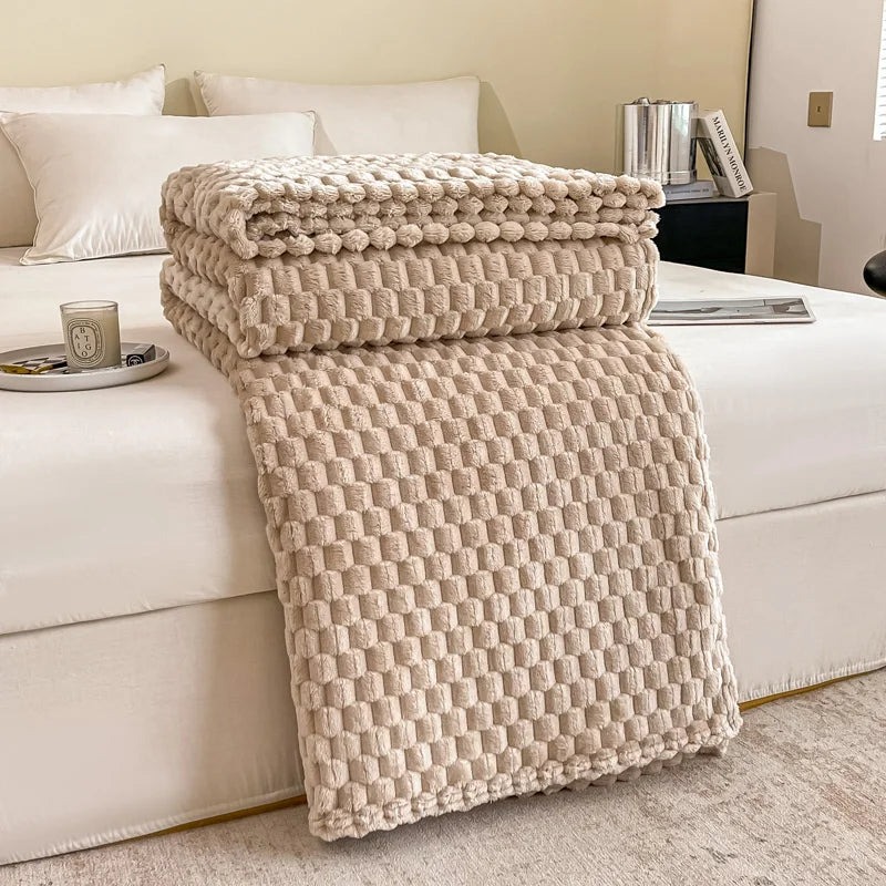 Couverture en tricot beige texturé sur un lit blanc, chambre moderne et élégante, décoration intérieure, confort et style, literie douce.