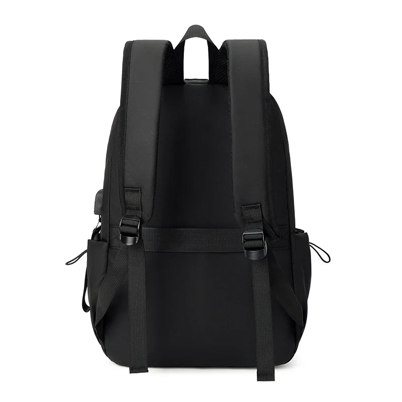 Sac à dos noir minimaliste avec bretelles réglables, design moderne, idéal pour l'école ou le travail. Accessoire pratique et tendance.