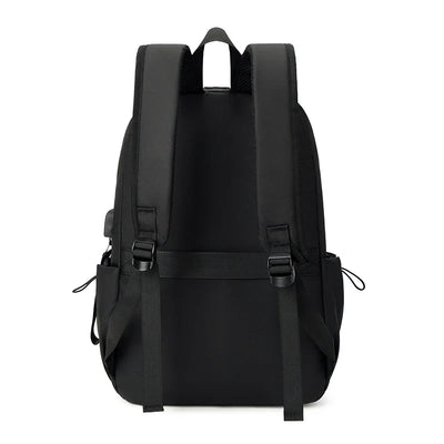 Sac à dos noir minimaliste avec bretelles réglables, design moderne, idéal pour l'école ou le travail. Accessoire pratique et tendance.
