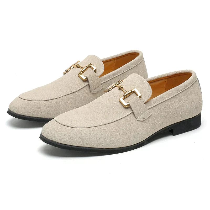 Mocassins beige élégants pour hommes avec boucle dorée, semelle noire. Chaussures en daim, style formel et moderne. Idéal pour tenues habillées.