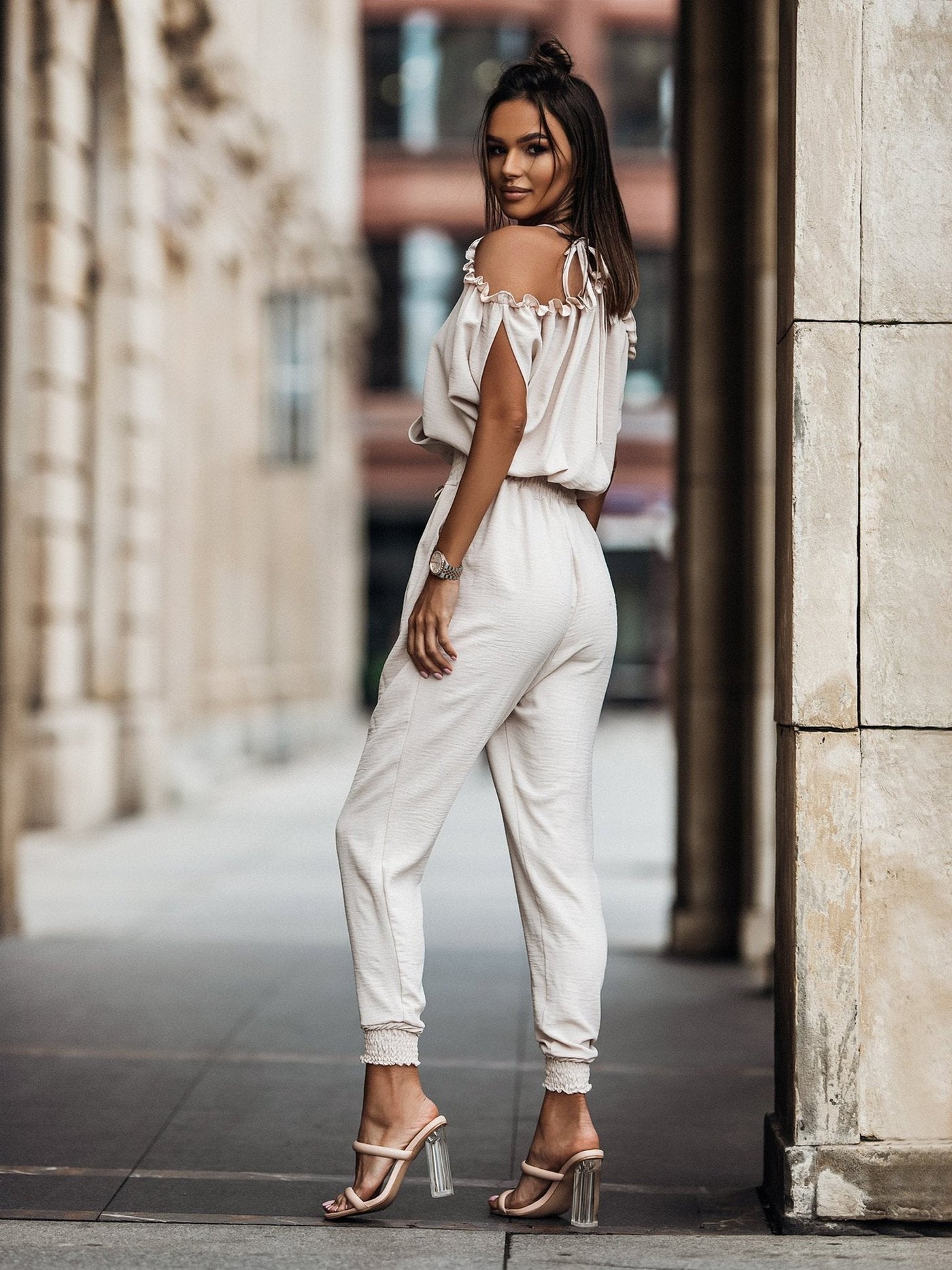 Emma Combinaison décontractée off-shoulder avec détails à volants