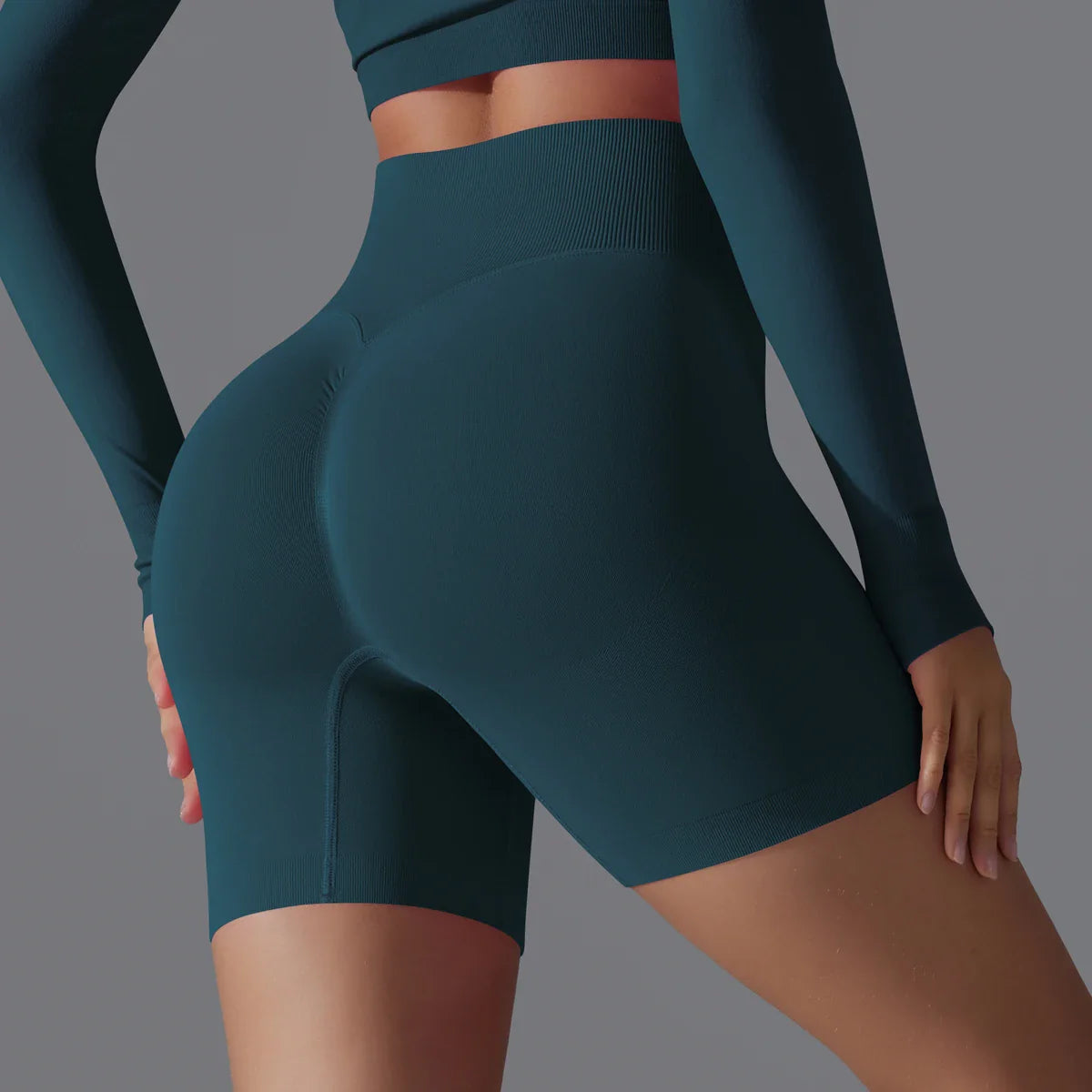 Tenue de sport femme, legging court bleu foncé taille haute, ajusté, mettant en valeur la silhouette, idéal pour fitness et yoga.
