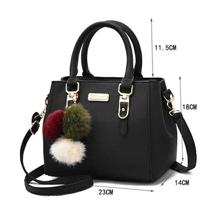 Sac à main noir élégant avec bandoulière, pompons colorés, dimensions 23x14x18 cm. Accessoire mode femme chic et tendance.