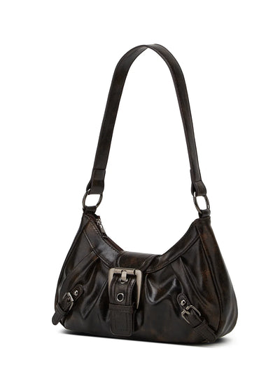 Sac à main en cuir noir avec bandoulière, boucle métallique centrale et détails de sangle. Accessoire mode élégant et tendance pour femme.