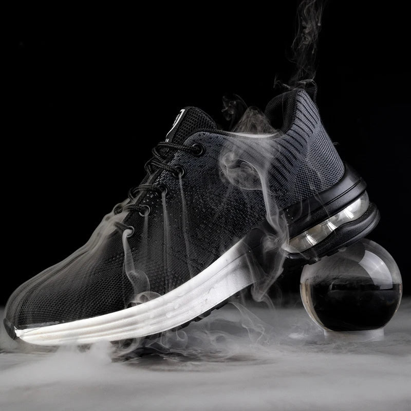 Chaussure de sport noire moderne avec semelle blanche, entourée de fumée, posée sur une sphère transparente. Design élégant et tendance.