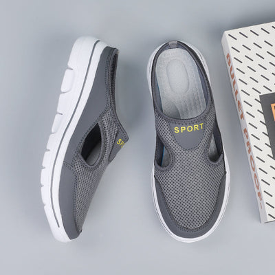 Chaussures de sport grises pour hommes avec semelle blanche, design aéré, posées à côté d'une boîte. Idéales pour la marche et le sport.