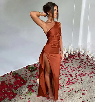 Emily - robe longue en satin à la coupe ajustée, avec épaules et fentes inclinées