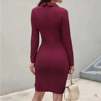 Robe moulante bordeaux à manches longues, élégante et chic, portée par une femme de dos, accessoirisée d'un sac à main beige.