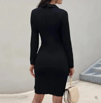 Robe noire moulante à manches longues, élégante et moderne, portée par une femme de dos, accessoirisée d'un sac beige. Mode féminine chic.
