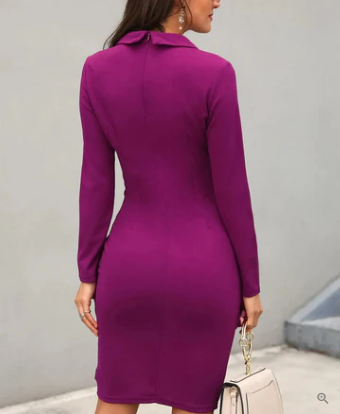 Robe violette élégante à manches longues, vue de dos, portée par une femme. Mode féminine chic, tenue de soirée tendance.