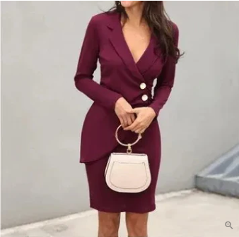 Robe élégante bordeaux avec boutons, portée par une femme tenant un sac à main beige. Mode féminine chic, tenue de soirée tendance.