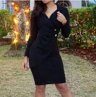 Robe noire élégante portée par une femme, avec des lumières de Noël en arrière-plan. Mode féminine chic, tenue de soirée, style moderne.