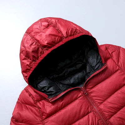 Veste doudoune rouge avec capuche, doublure noire, fermeture éclair, style hiver, vêtement chaud, mode extérieure, isolante et imperméable.