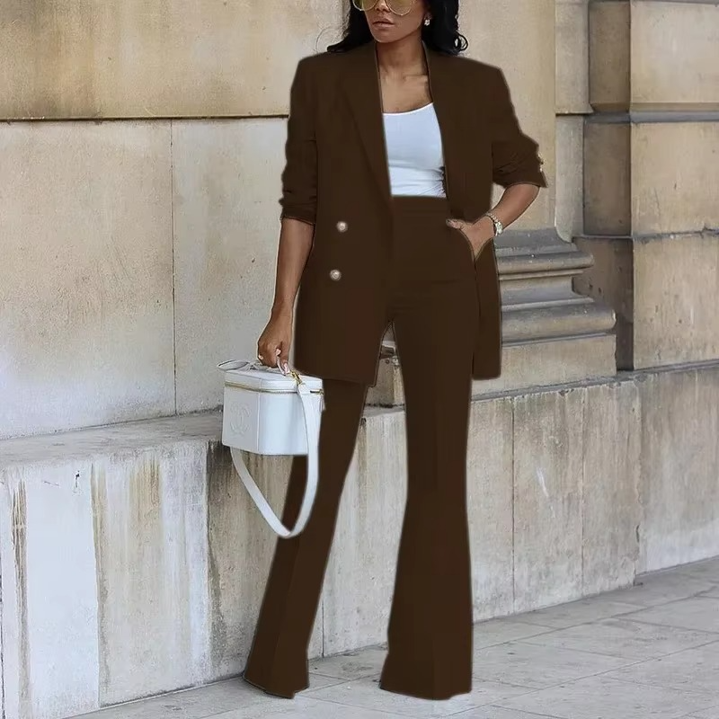 Completo da donna composto da elegante blazer con bottoni e pantaloni svasati, due pezzi, per tutte le stagioni
