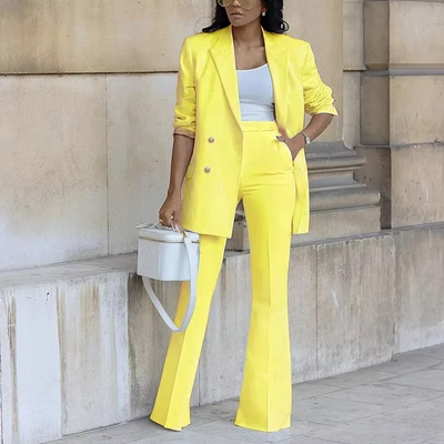 Completo da donna composto da elegante blazer con bottoni e pantaloni svasati, due pezzi, per tutte le stagioni