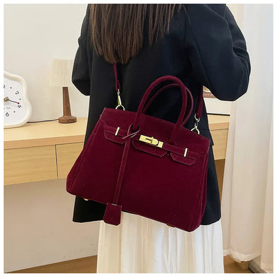 Sac à bandoulière Kelly en daim avec quincaillerie dorée