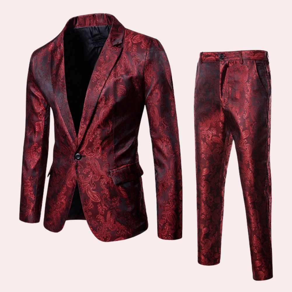 Costume homme élégant en jacquard rouge avec motifs floraux, veste et pantalon assortis. Tenue de soirée chic, mode masculine tendance.