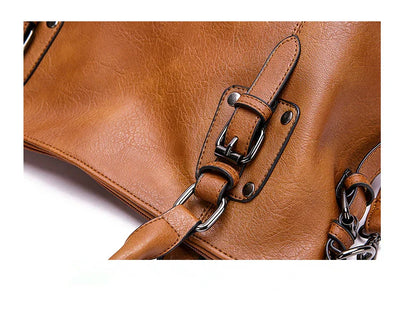 Sac à main en cuir marron avec boucles métalliques, design élégant et moderne, accessoire de mode tendance pour femmes, qualité supérieure.