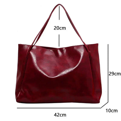 Sac à main en cuir rouge, dimensions 42x29x10 cm, avec anses de 20 cm. Élégant et spacieux, idéal pour la mode féminine et le quotidien.