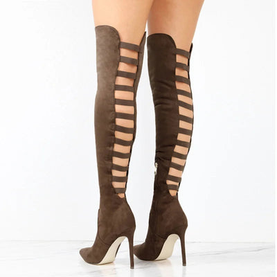 Cuissardes marron à talons hauts, design ajouré sur le côté, style moderne et élégant, parfaites pour une tenue chic et tendance.