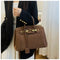 Sac à bandoulière Kelly en daim avec quincaillerie dorée